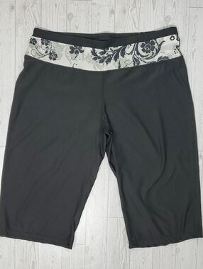 Black REVERSIBLE Women's Capri Shorts with Floral Waistband Women's Size Large